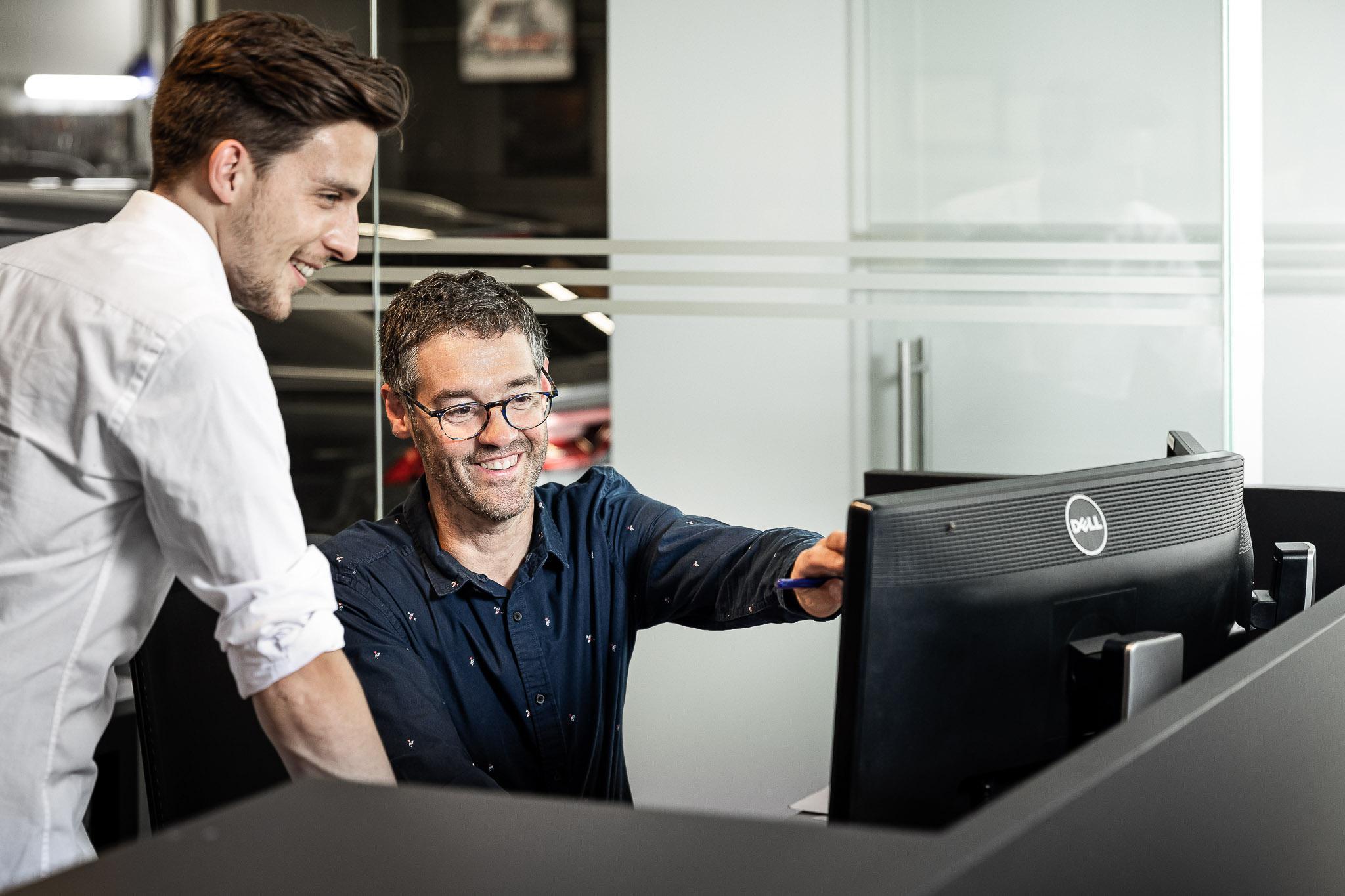 Medewerkers van garage De Mey zoeken samen de beste oplossing voor u