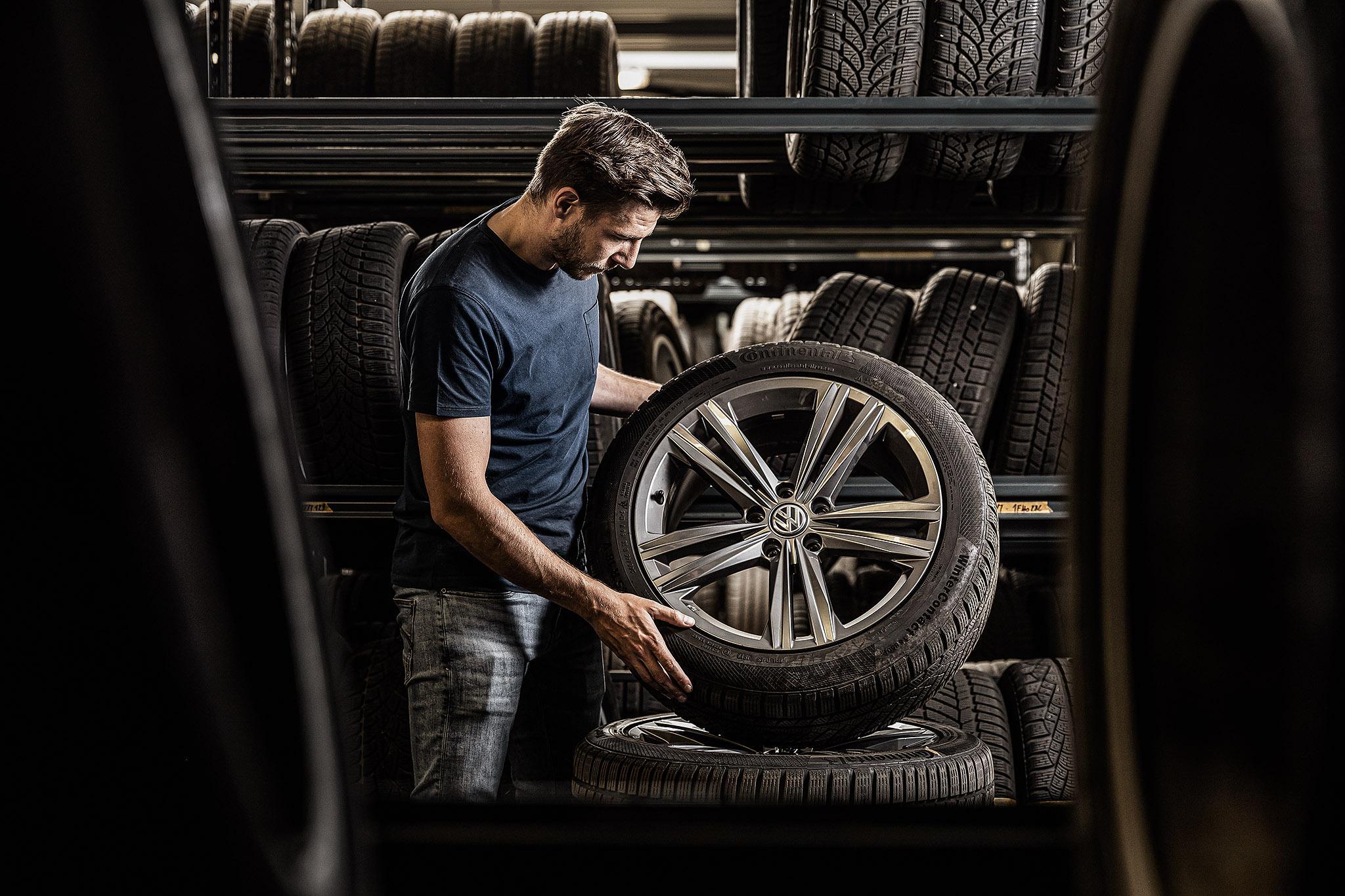 Technicus die een wiel vasthoudt