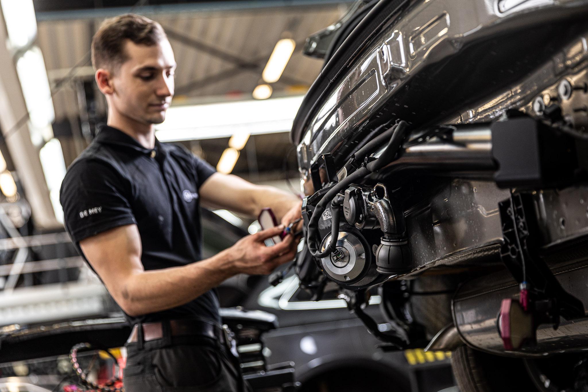 Man die een trekhaak plaatst