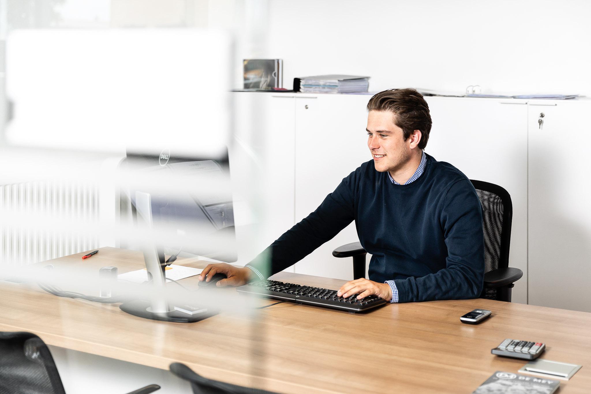 Medewerker van garage De Mey die financieringsmogelijkheden bekijkt